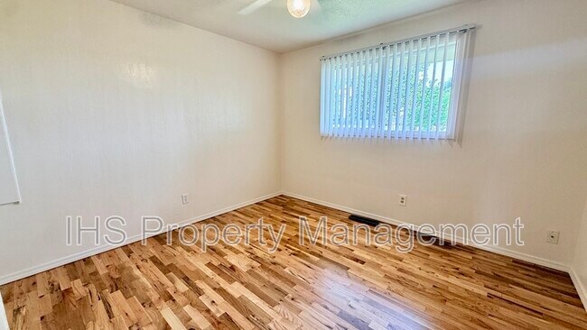 Building Photo - 802 N Keller St