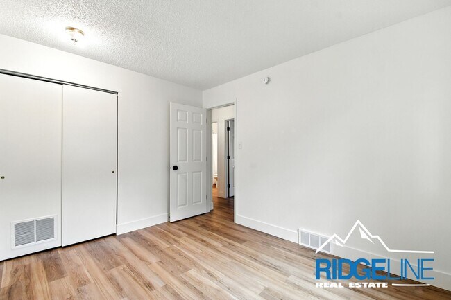 Building Photo - Fox Farm one level home ready for you to e...