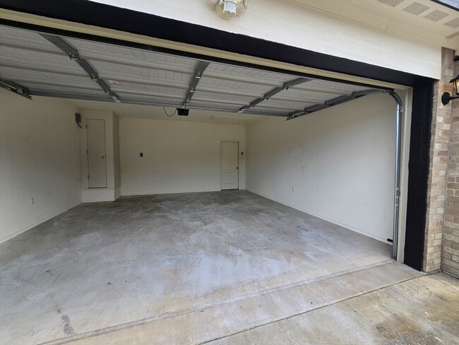 Building Photo - 322 Ambrose Avenue