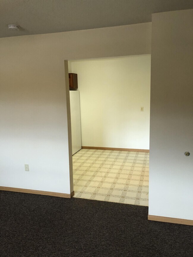 Building Photo - 3027 River Rd