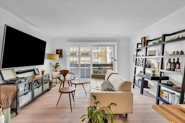 Building Photo - Luxe 1 BR Adam's Point Condo Available Now