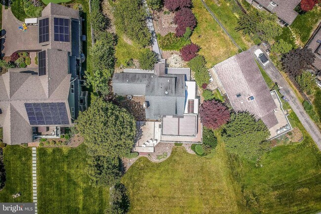 Building Photo - Home in Bay Ridge with beautiful views of the Chesapeake Bay!