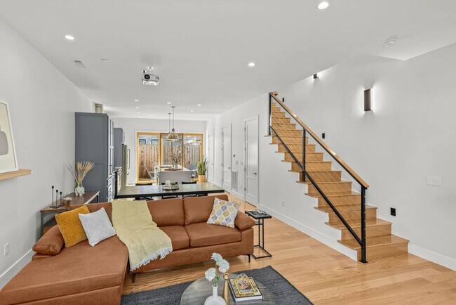 Building Photo - 707 SE A St