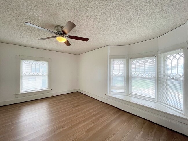 Building Photo - Updated 3 bedroom home
