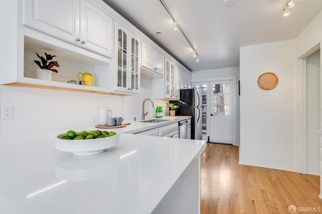 Building Photo - 490 Clipper St