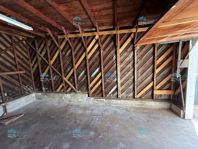 Building Photo - 304 N Rios Ave