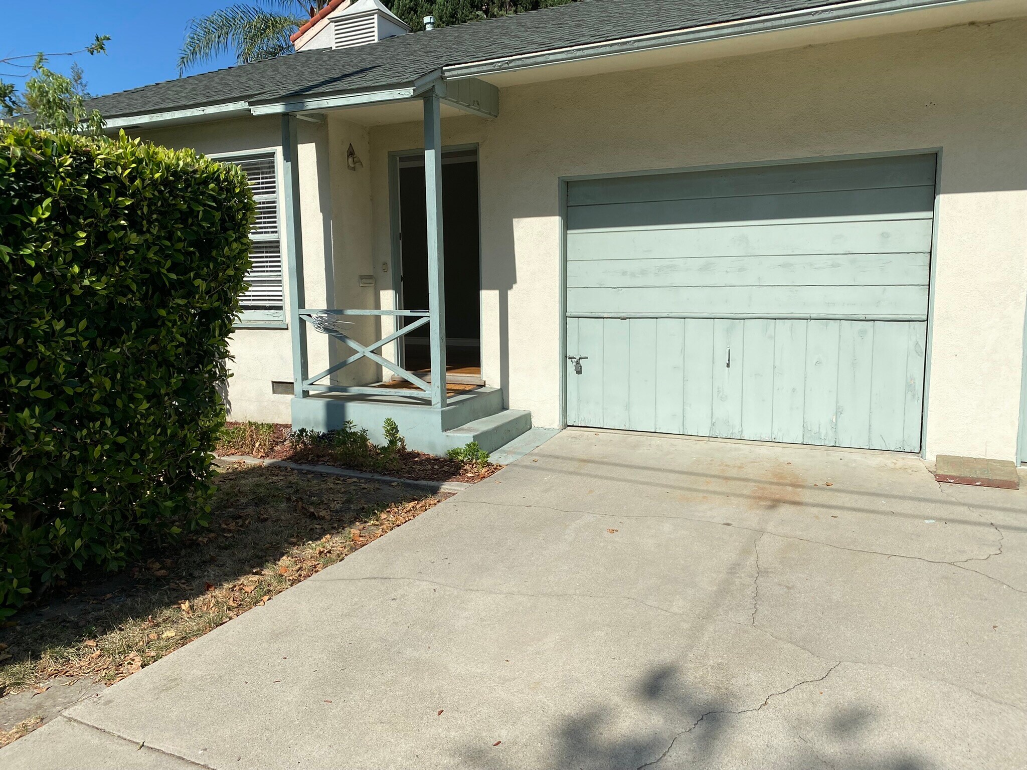 Entry - 10901 Huston St