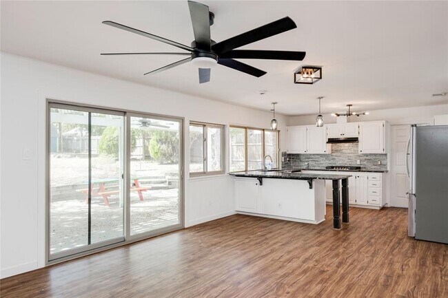 Building Photo - 703 Jetta Ct