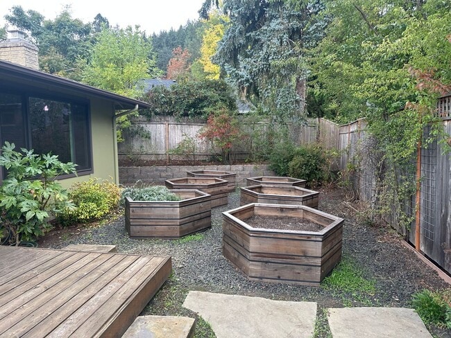 Building Photo - Beautiful custom 3 bedroom 2 bathroom hous...