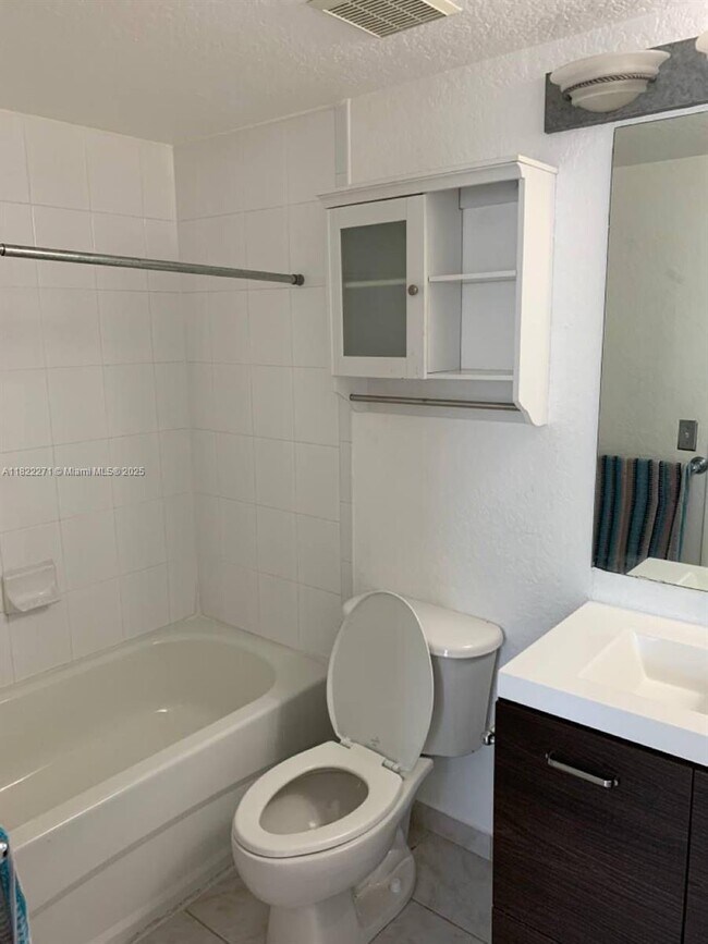 Building Photo - 1 bedroom in Miami Beach FL 33141