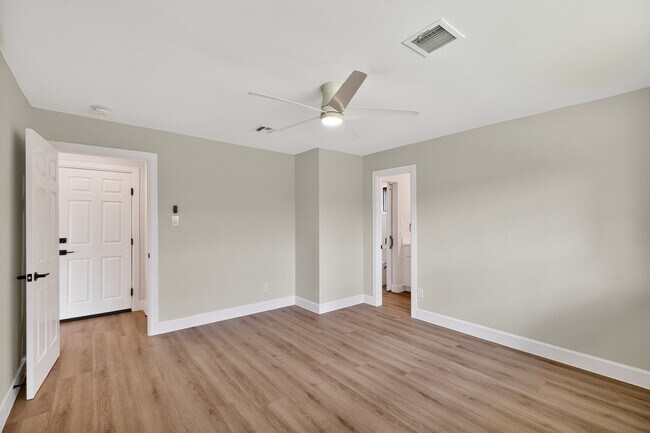 Building Photo - 5743 Ludington Dr