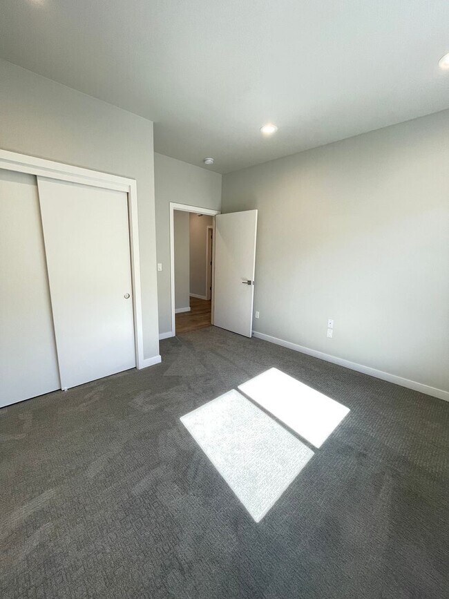 Building Photo - Flexible Living in North Ellensburg