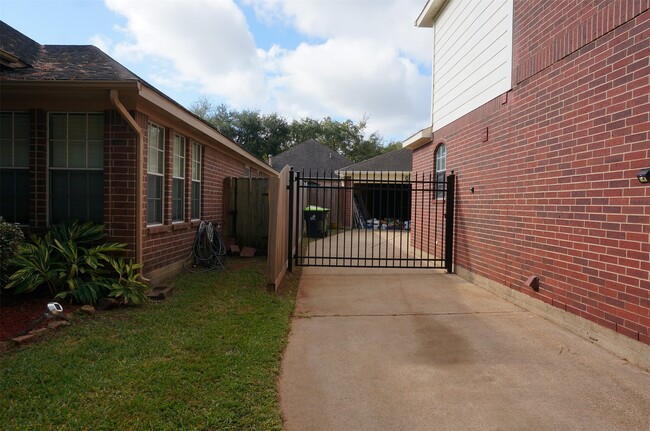 Building Photo - 4607 Forest Home Dr