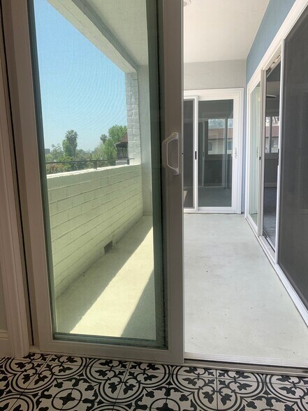 Building Photo - 7560 Hollywood Blvd