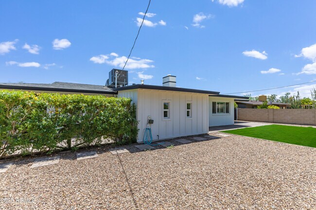 Building Photo - 1028 E Manzanita Dr
