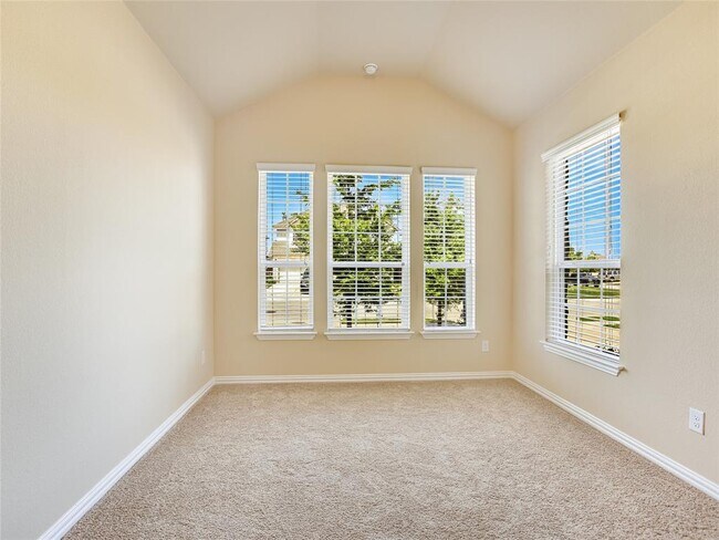 Building Photo - 105 Salt Fork Dr