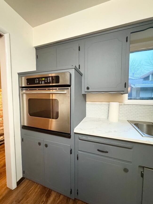 Building Photo - Westside - Close to Shopping