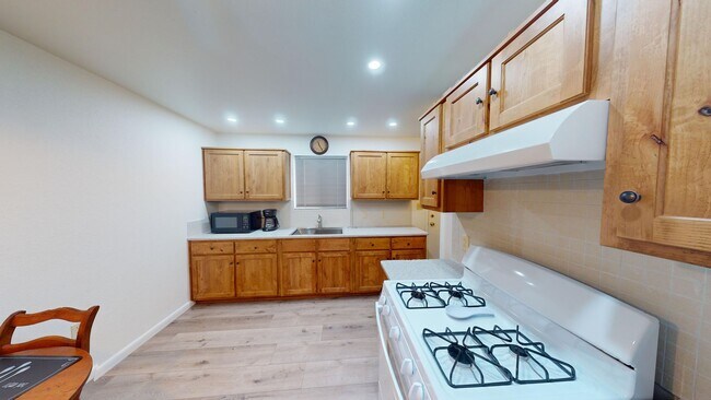 Building Photo - Newly remodeled, fully furnished, 2 bedroo...