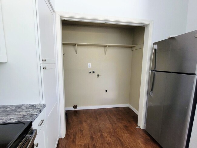 Building Photo - Newly updated condo in Sunn Fjord, close to everything!