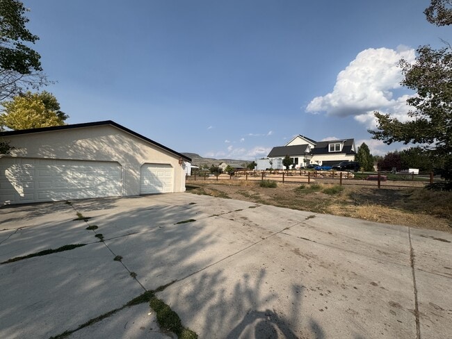 Building Photo - 3171 Horse Thief Dr