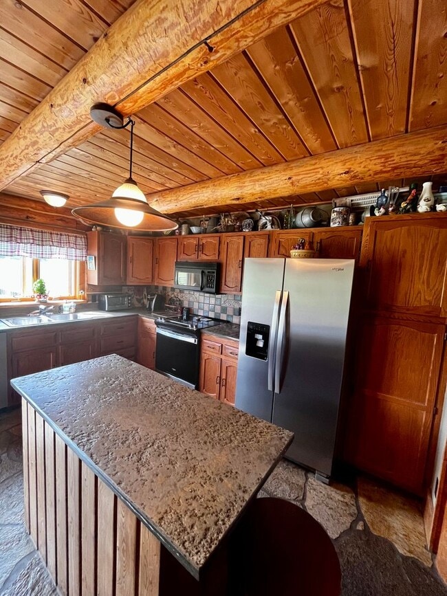 Building Photo - Fully Furnished Cabin Available - 10 Minut...