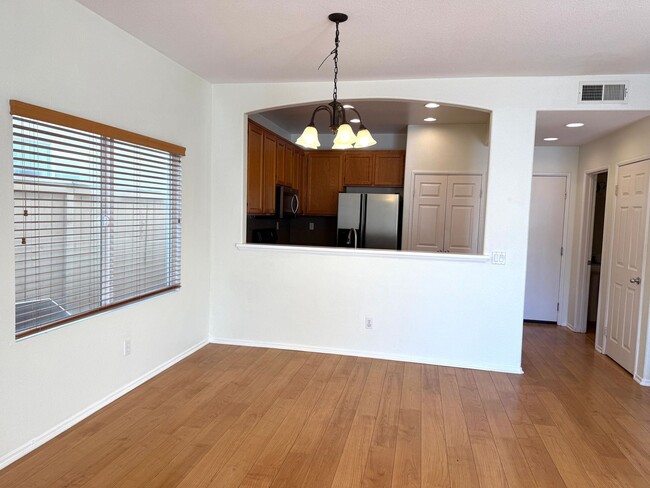 Building Photo - Beautiful 3 Bedroom 2.5 bathroom townhome ...