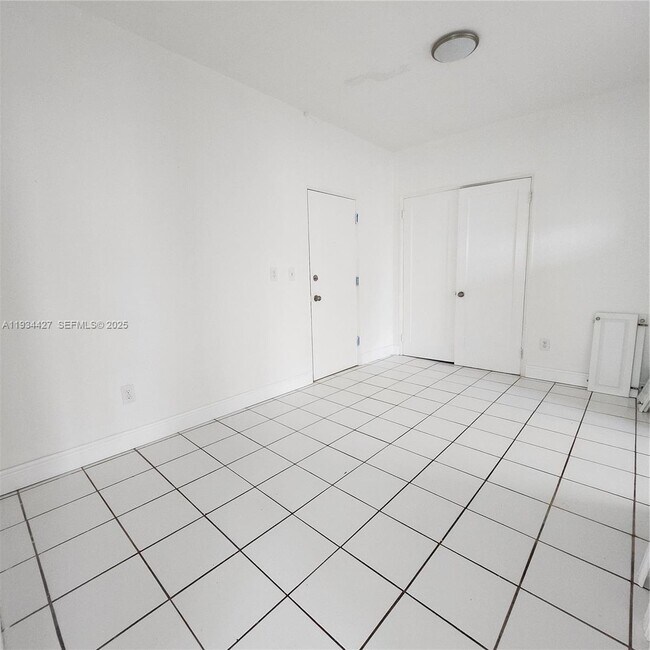 Building Photo - 7936 Harding Ave