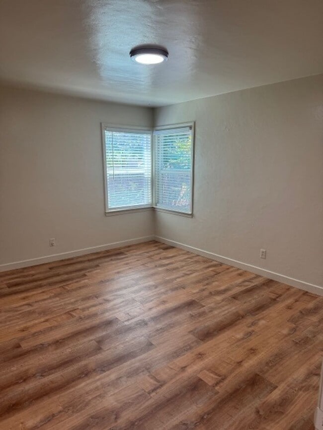 Building Photo - Downtown Home with One Car Garage and Fenced Backyard