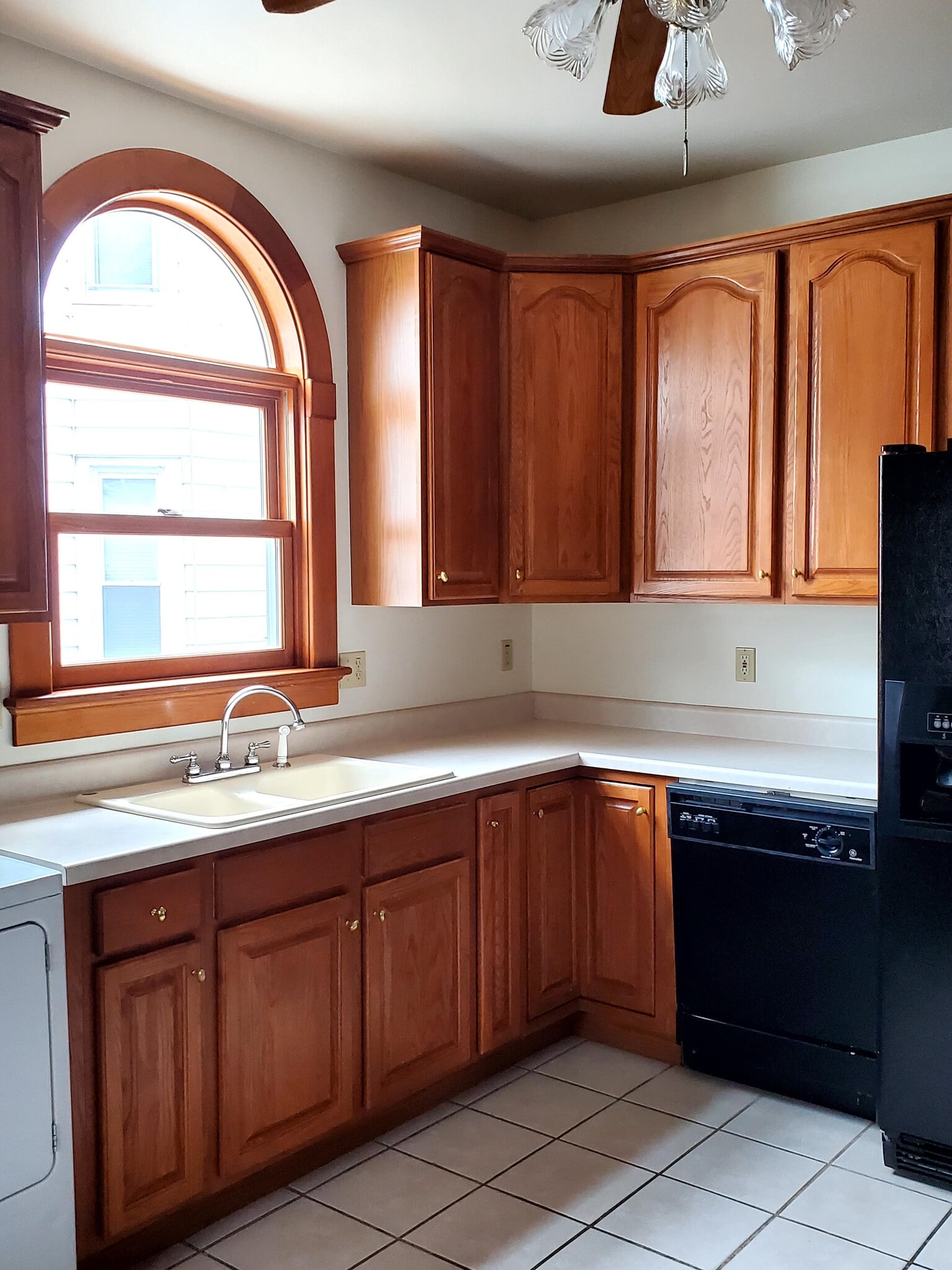 Kitchen (south) - 204 Crawford Ave