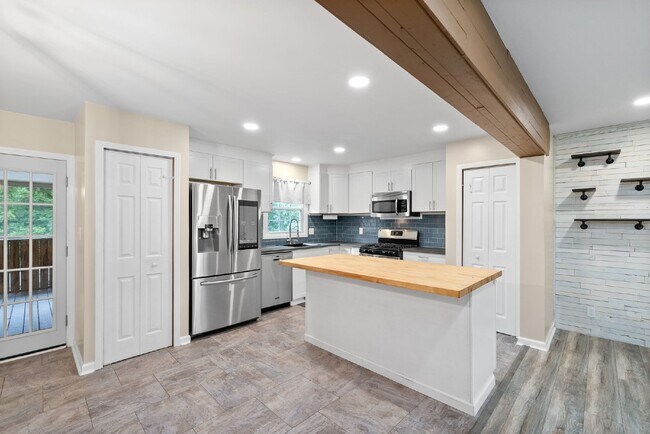 Building Photo - 1026 Foxmoor Dr