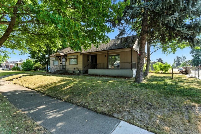 Building Photo - Spacious 4 Bed, 3 Bath Corner Lot Home!