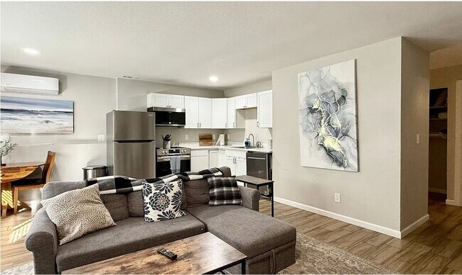 Building Photo - 2Bed / 1 Bath Upper unit w/Fireplace + W/D, water & trash included