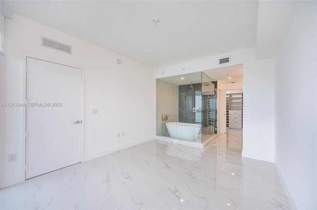 Building Photo - 700 NE 24th St