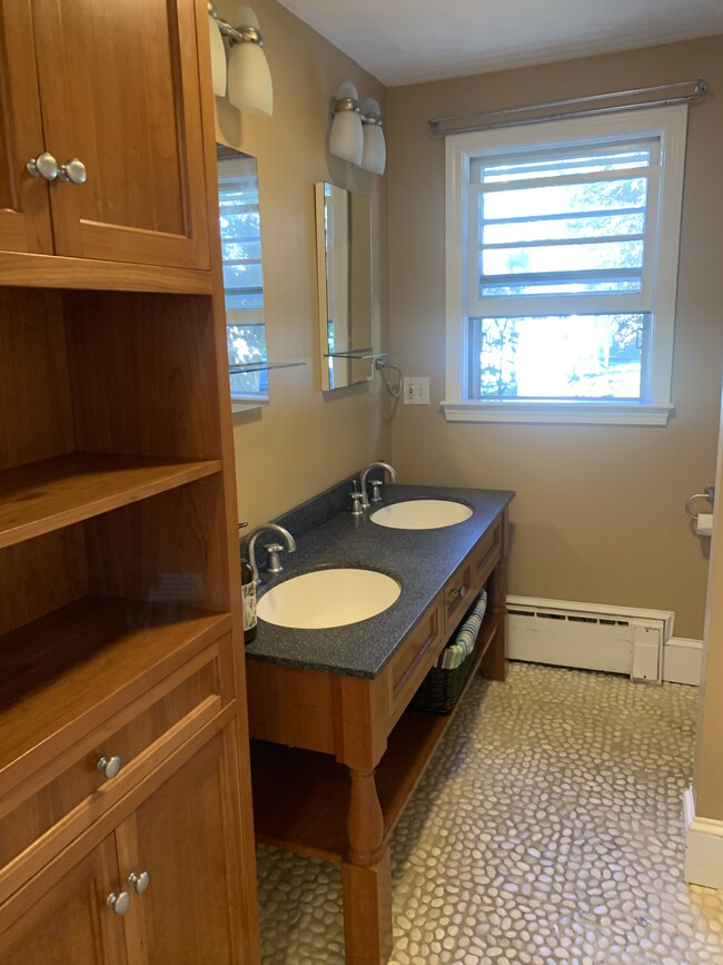 First Floor Bath (Full Shower/tub) - 25 Ridges Ct