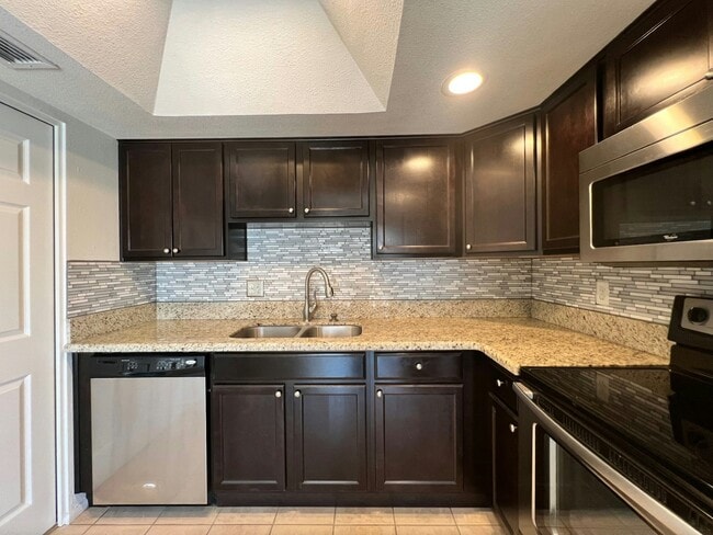 Building Photo - 924 E Diamond Dr