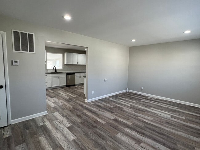 Building Photo - 3 Bedroom Beautifully updated Ranch