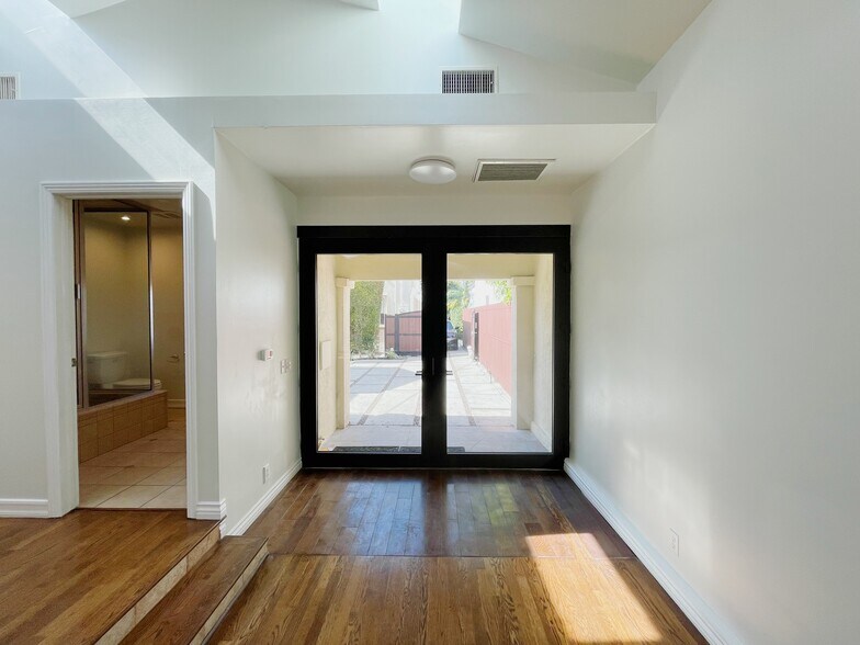 Building Photo - 728 Westbourne Dr