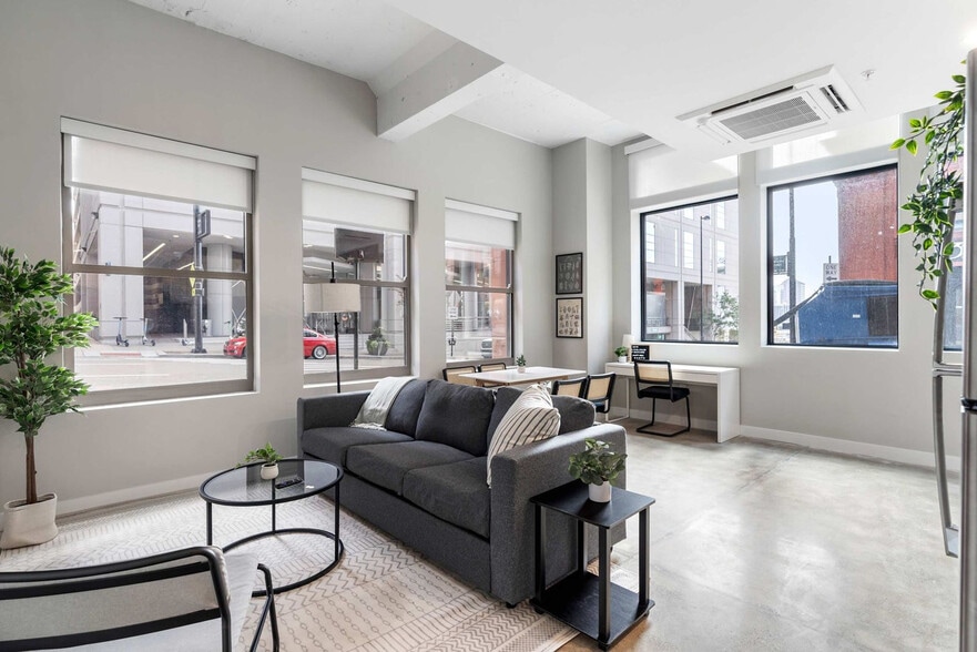 Primary Photo - 205 W 4th St