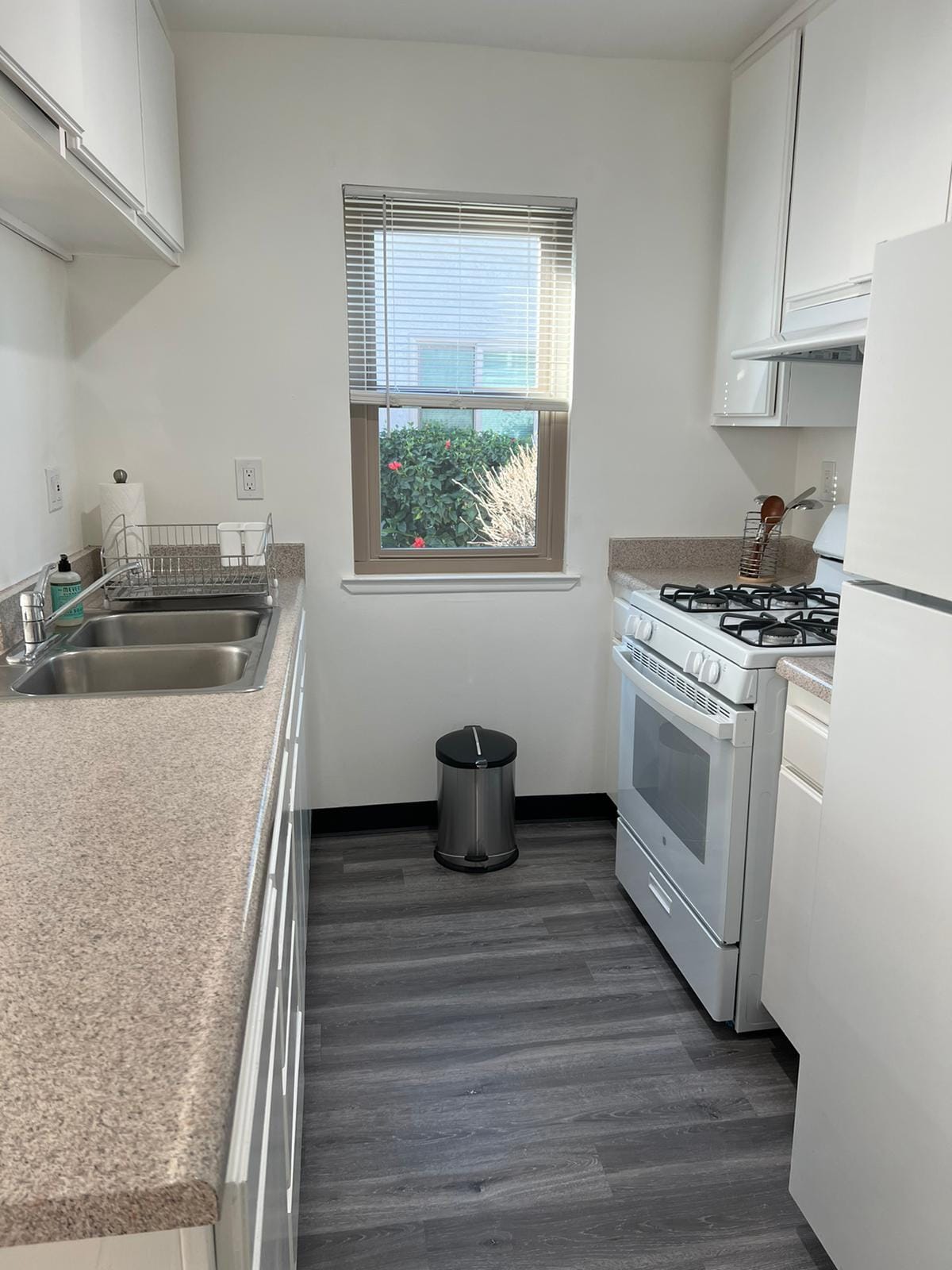 Building Photo - 1000 N Hobart Blvd