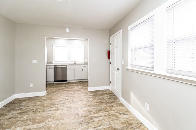 Building Photo - 2/1 House - Just Renovated Kitchen & Bath