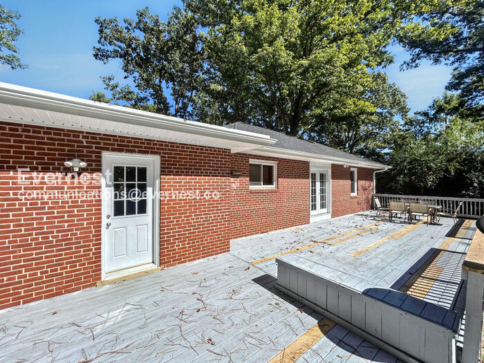 Building Photo - 5631 Swan Dr