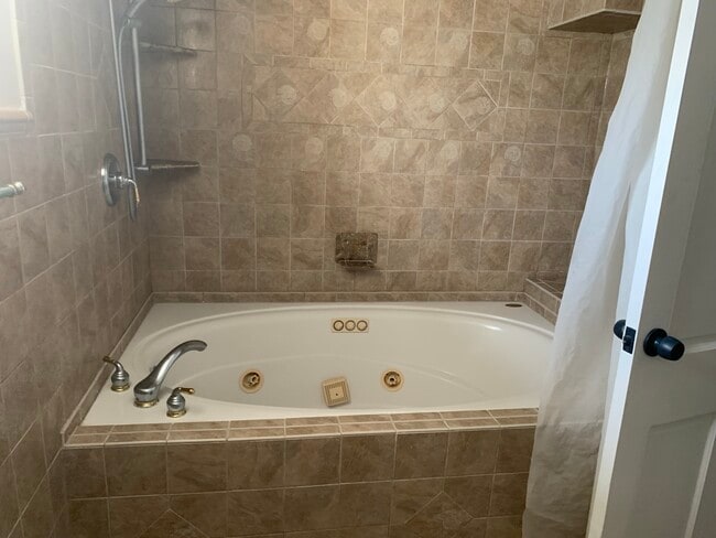 Building Photo - 485 Golf Blvd