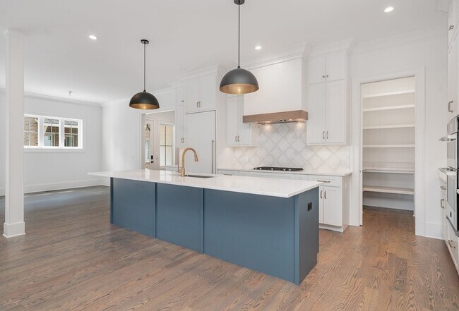 Building Photo - 909B Gale Ln