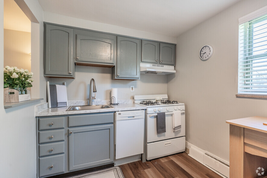 Primary Photo - Cloverleaf Village Apartments