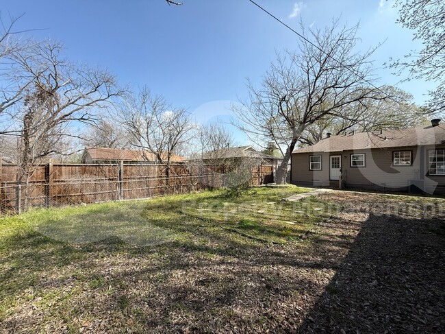 Building Photo - 1539 Yucca Dr