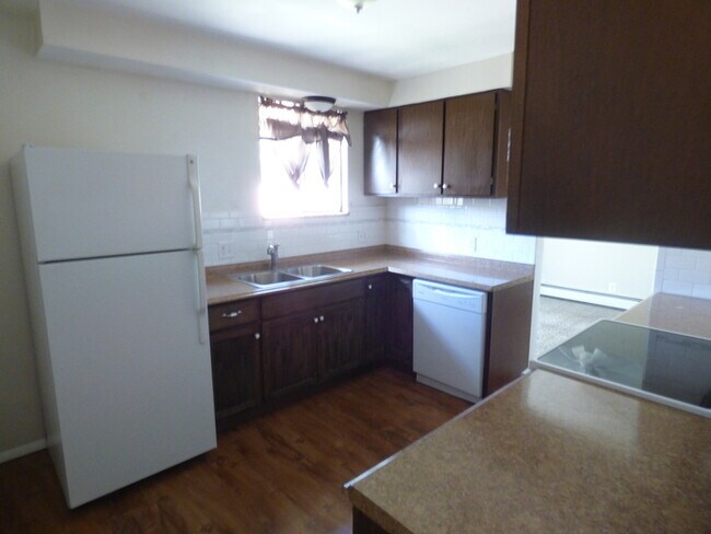Building Photo - Bright and Clean 2 Bedroom Apartment