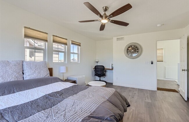 Building Photo - Huge room in a large shared home, private ...
