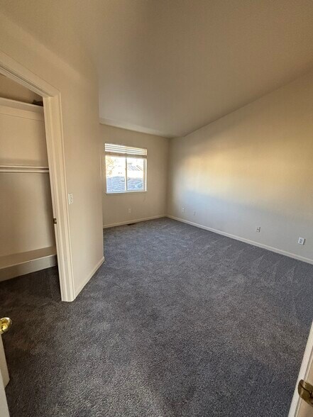 Building Photo - 927 Parker Dr