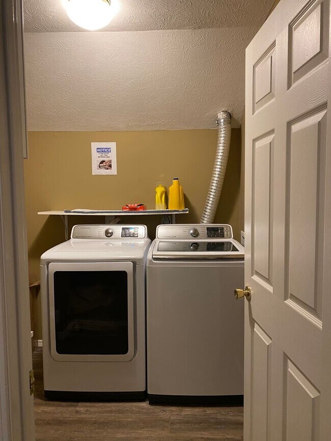 Building Photo - Great 2 BR 4 bathroom townhouse in Bloomin...
