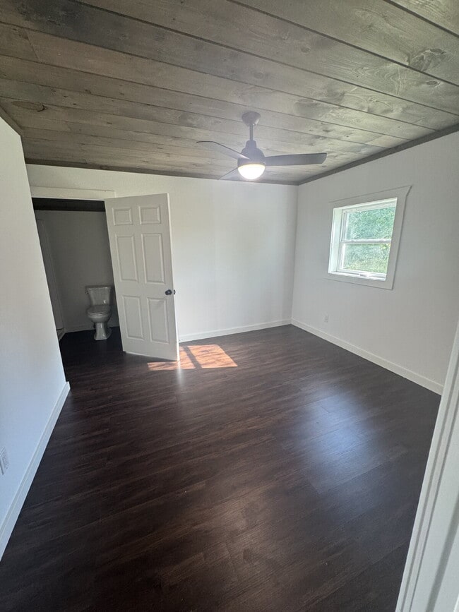 Building Photo - "Charming 2-Bedroom Duplex Retreat on Everett Road Unit B – 2 Full Baths and 1155 Sq Ft of Comfor...